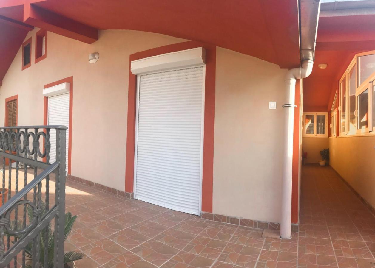 Jovana -- Porodicni Apartmani Igalo Херцег-Нови Экстерьер фото